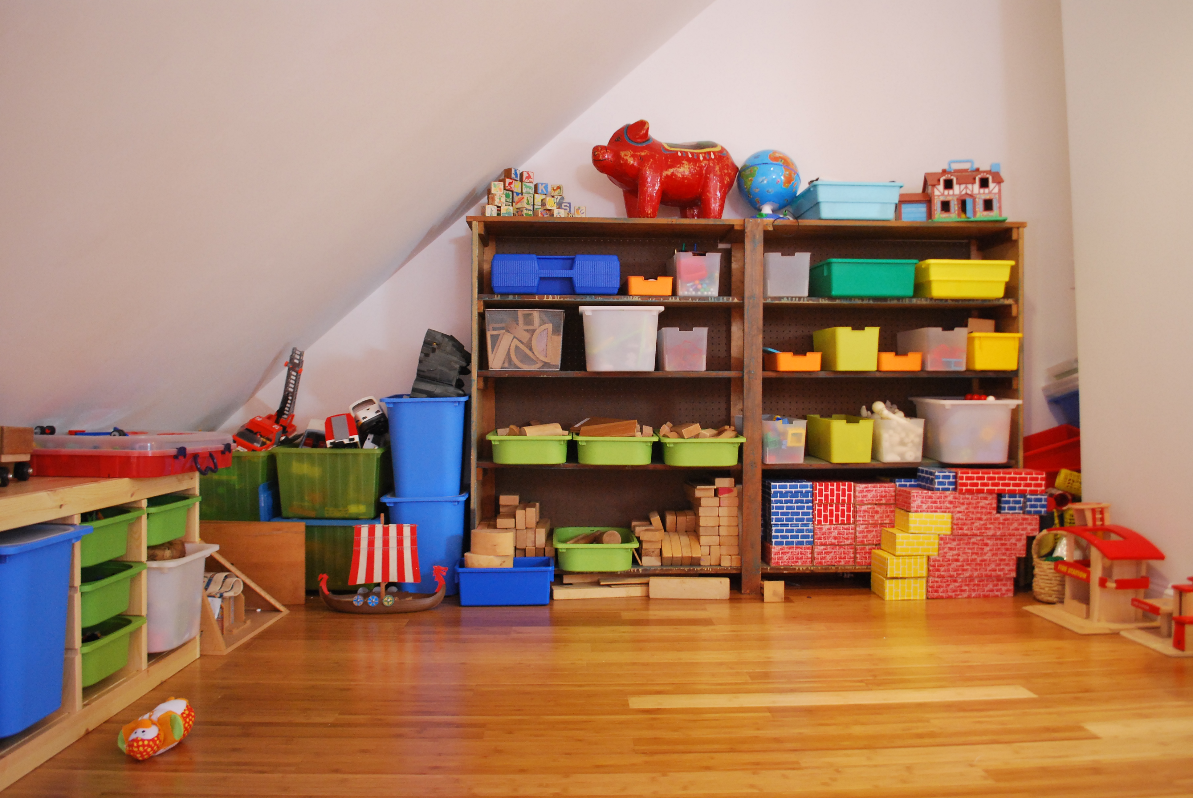 Bedroom toys. Комната с игрушками. Уголок для игрушек. Игрушки для игровой комнаты. Игрушки в детской комнате.